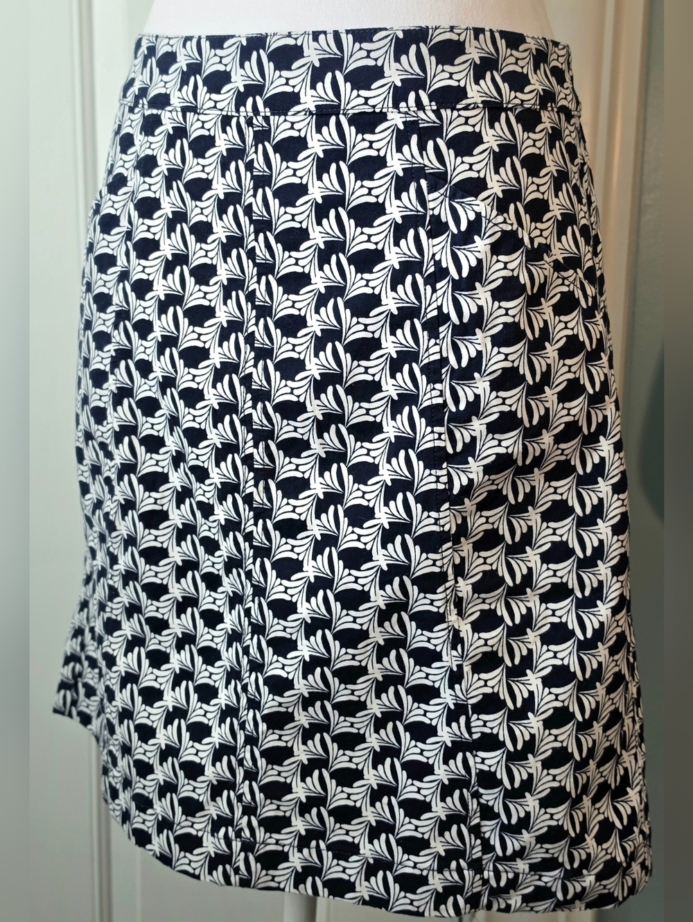 Boden A-Line Mid Thigh Skirt Womens 4 Navy & White Geometric Botanical Cotton